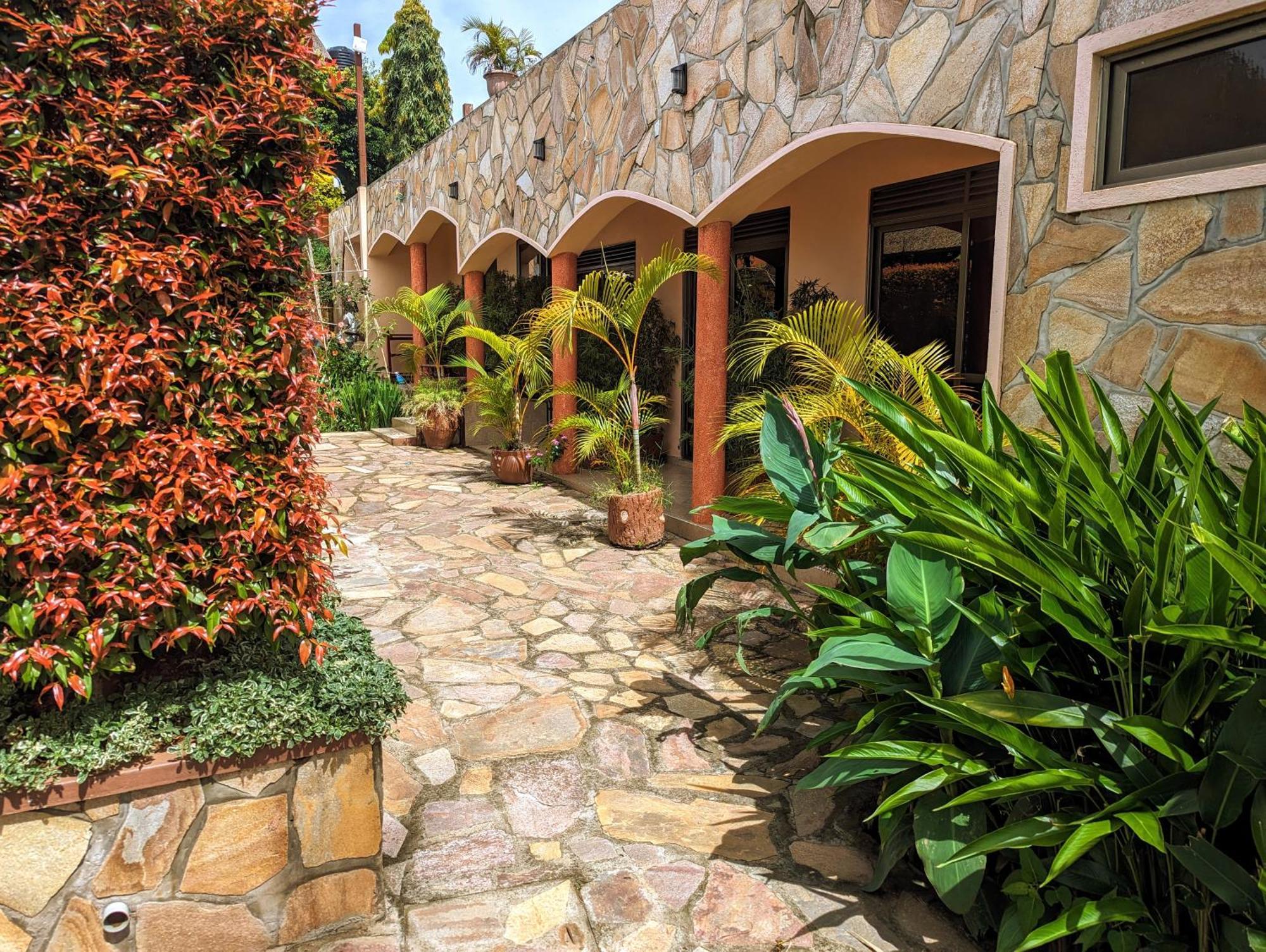 Oslo Gardens Bed & Breakfast Entebbe Luaran gambar
